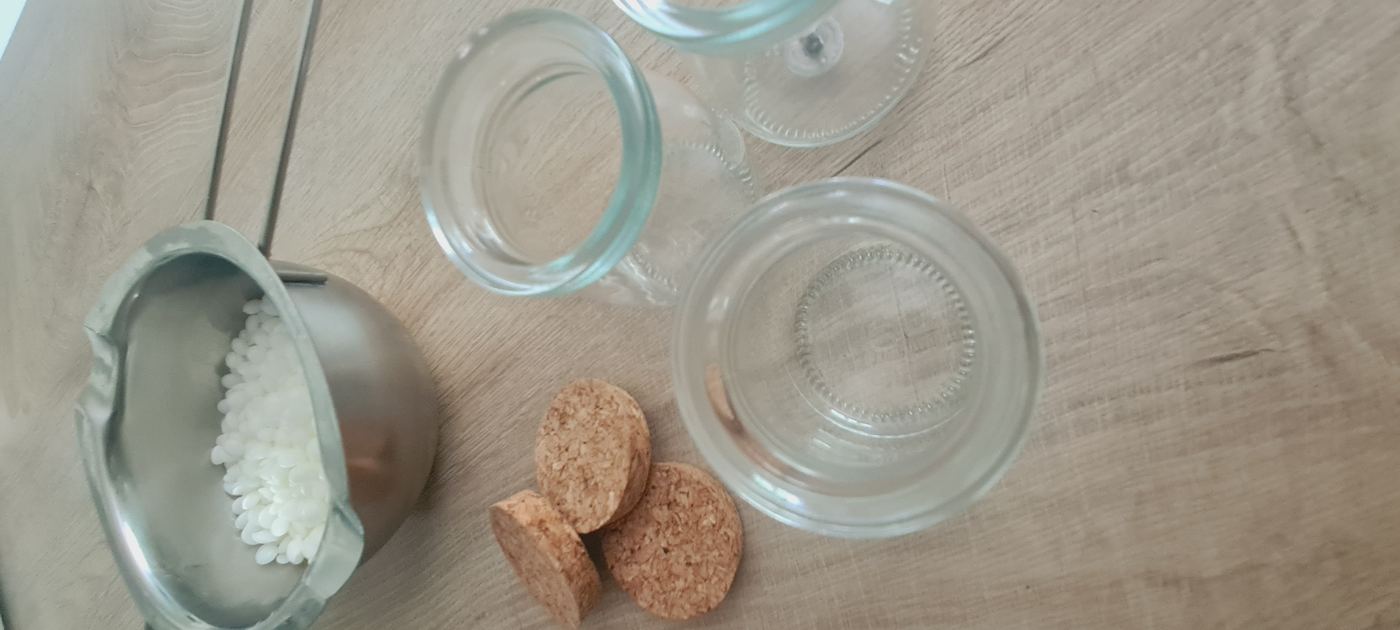Bocaux en verre, bouchons en liège et perles de cire de soja
