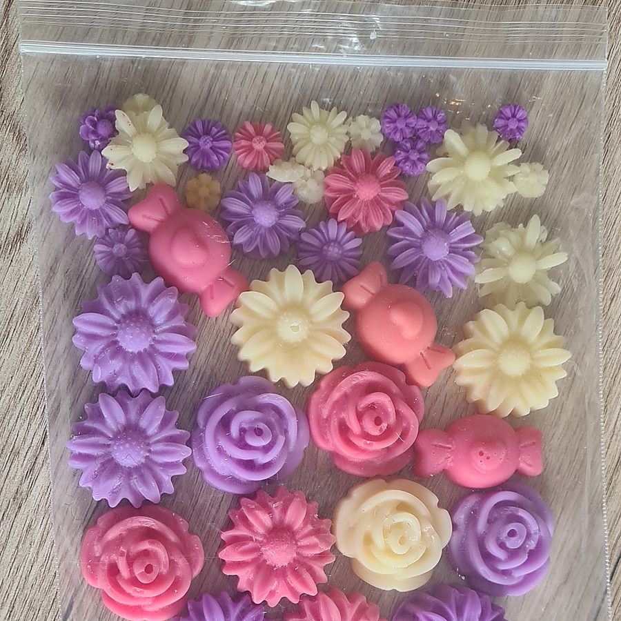 Assortiment de fondants parfumés en forme de fleurs et de bonbons