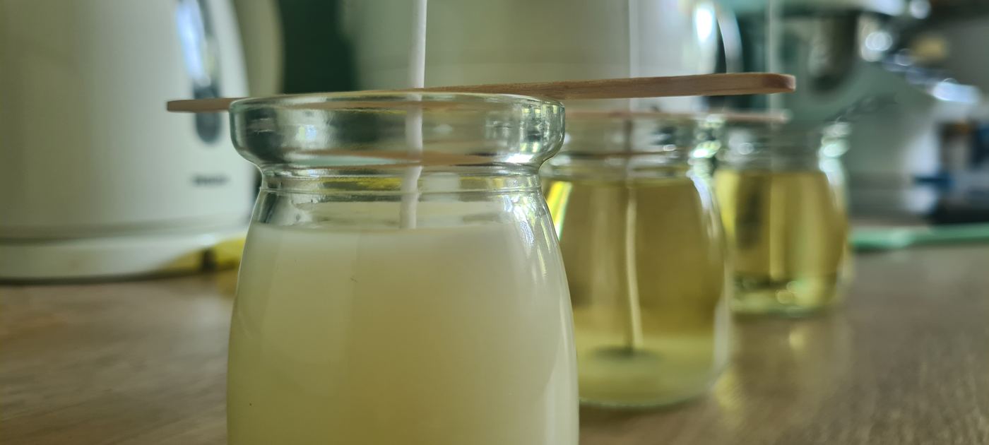 Bougies tout juste coulées en train de refroidir